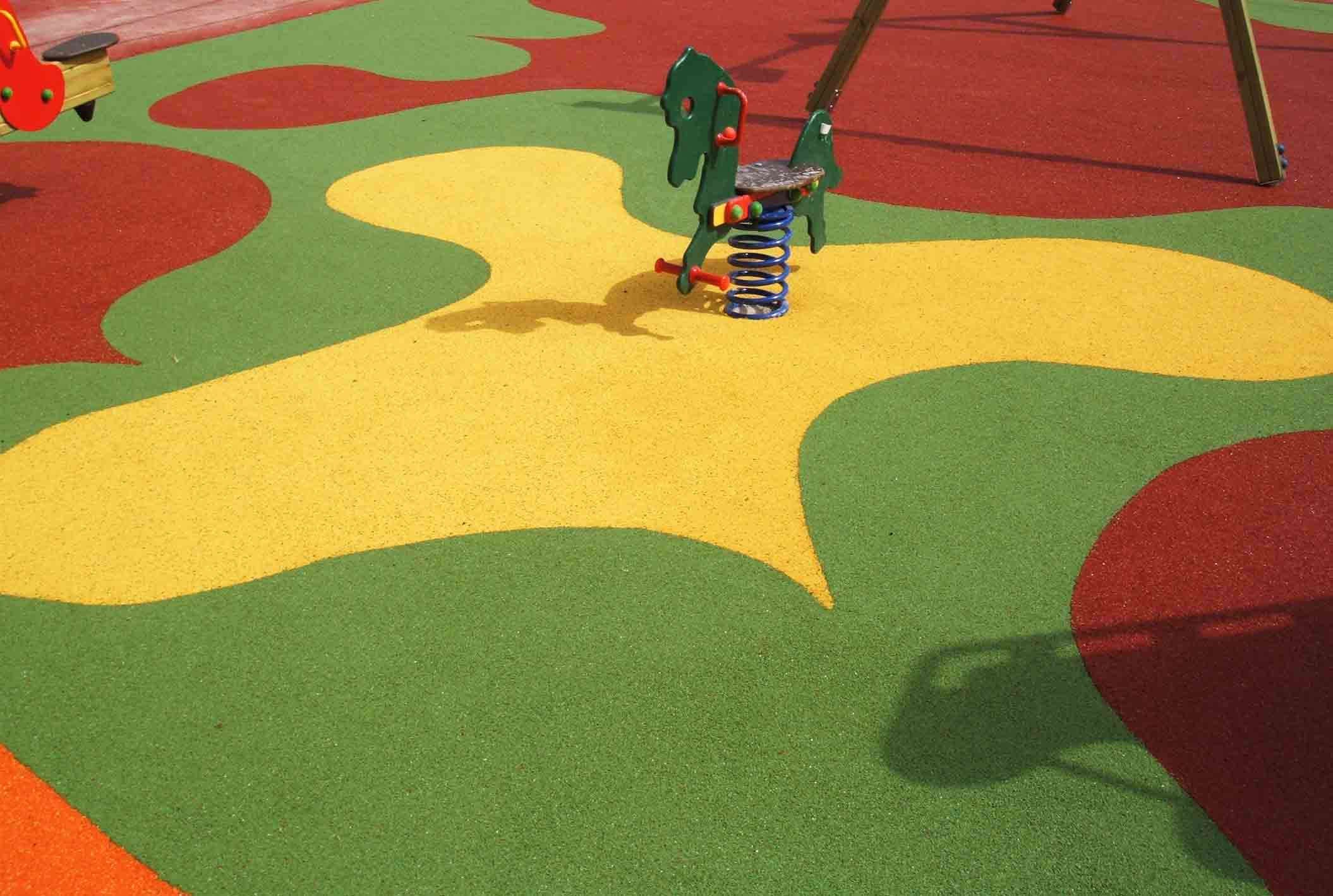 Nuevos suelos para reforzar la seguridad en los parques infantiles