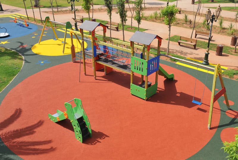 Pavimento parques infantiles, ¿qué características debe cumplir? - Mobipark