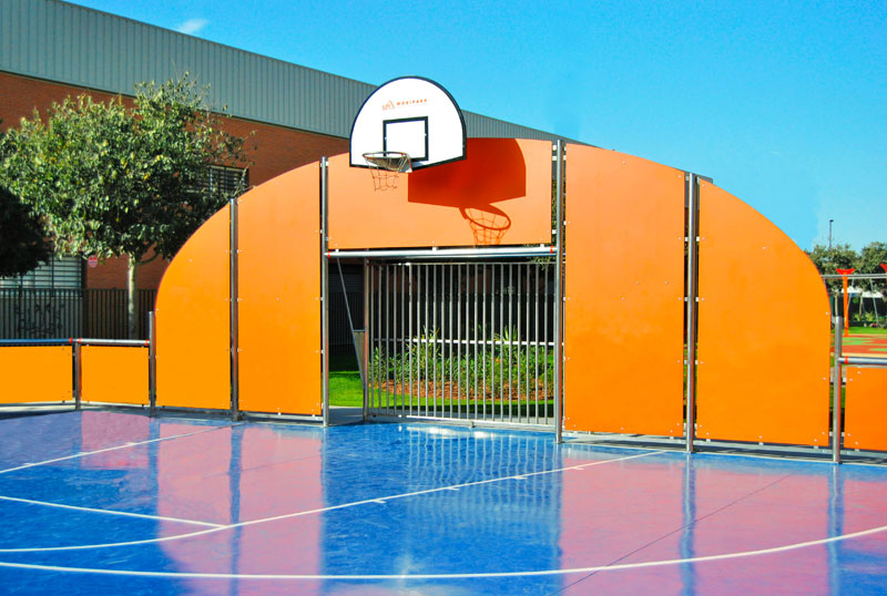 Soccer goals with lateral access opening to the court