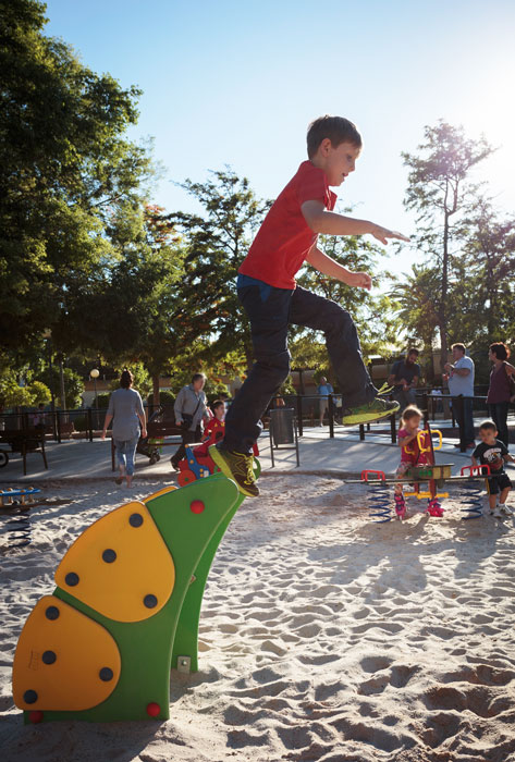 niño saltando en juego infantil de parque