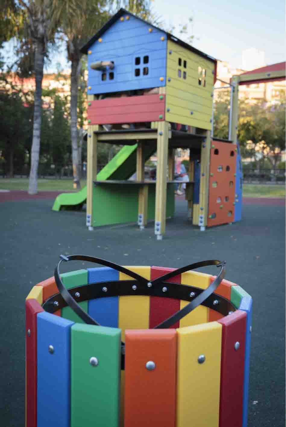 papelera cilíndrica con listones de colores en polietileno en parque infantil