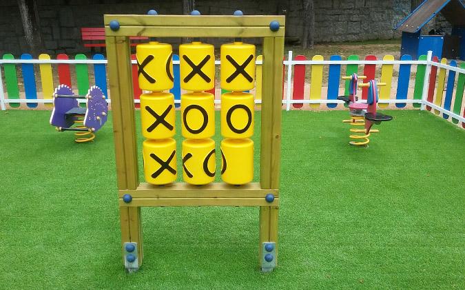 Panel de juego Tres en Raya para parques infantiles inclusivos